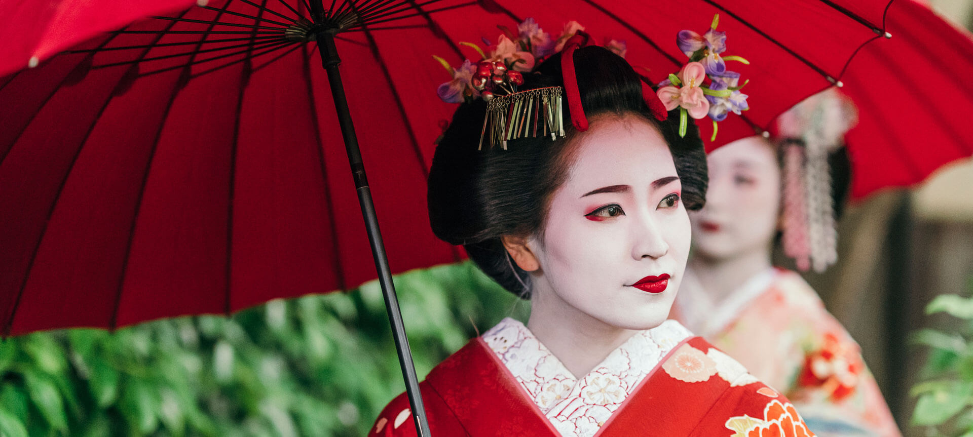 Японская гейша с красным зонтом